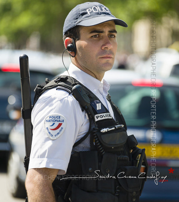 Policier sur la voie publique [Ref:1215-10-0428]