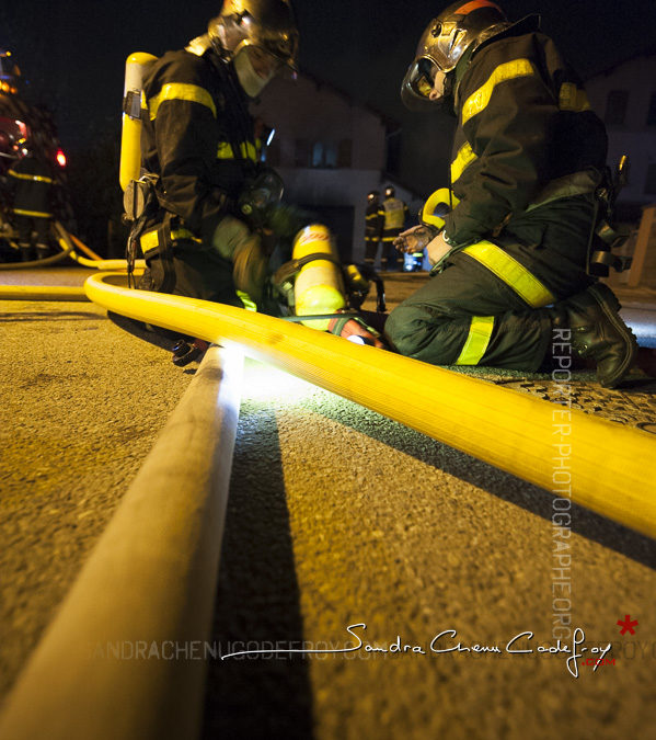 Binôme de pompiers changeant une bouteille d’ARI [Ref:2110-03-2271]