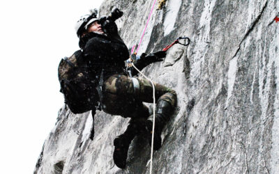 En reportage accrochée à une falaise